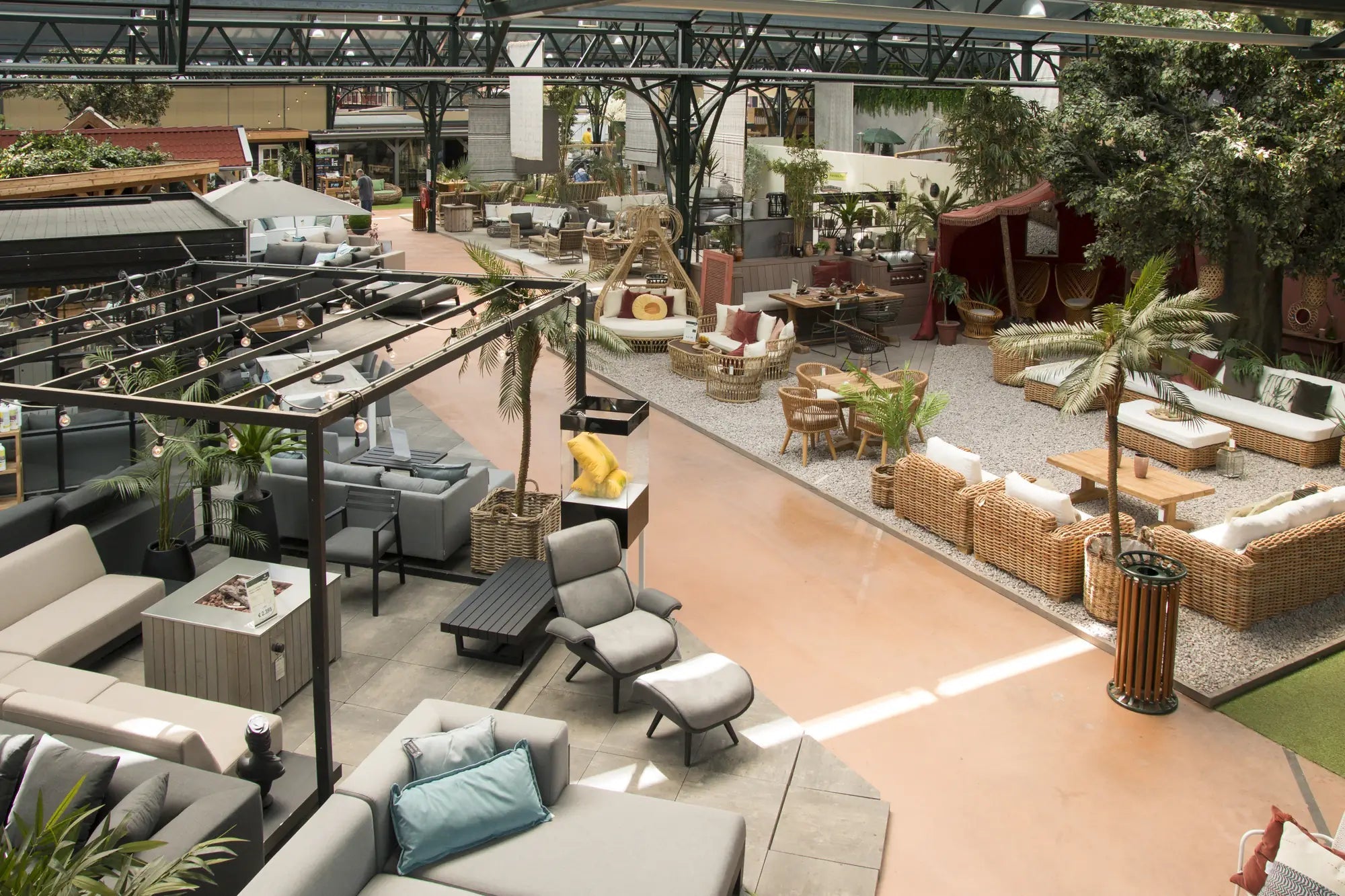 Tuinmeubelen in de showroom